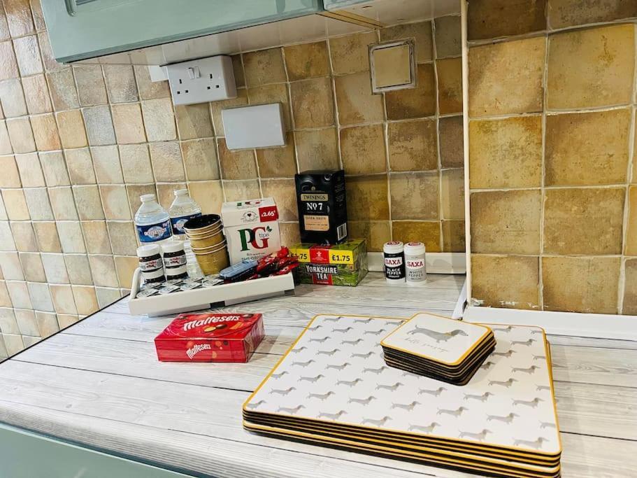 The White House - Cheerful 3 Bedroom Home In Wigan - Ince - Sleeps 7 - Parking - Work Space - Great Motorway Links 外观 照片