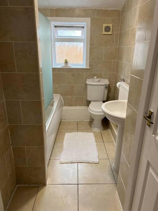 The White House - Cheerful 3 Bedroom Home In Wigan - Ince - Sleeps 7 - Parking - Work Space - Great Motorway Links 外观 照片