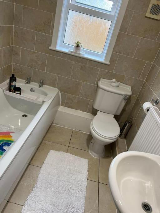 The White House - Cheerful 3 Bedroom Home In Wigan - Ince - Sleeps 7 - Parking - Work Space - Great Motorway Links 外观 照片
